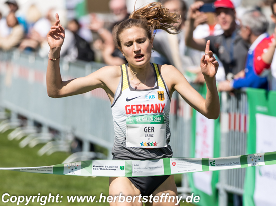 Caterina Granz m Ziel Studentencrossweltmeisterin