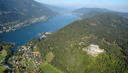 Ossiacher See mit Burg Landskron bei Villach