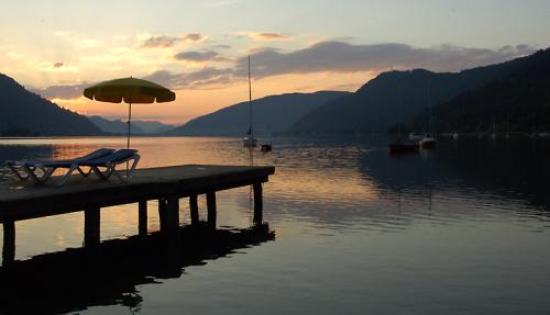 Bootssteg - Natur, Wasser und romantische Abendstimmung am Ossiachersee